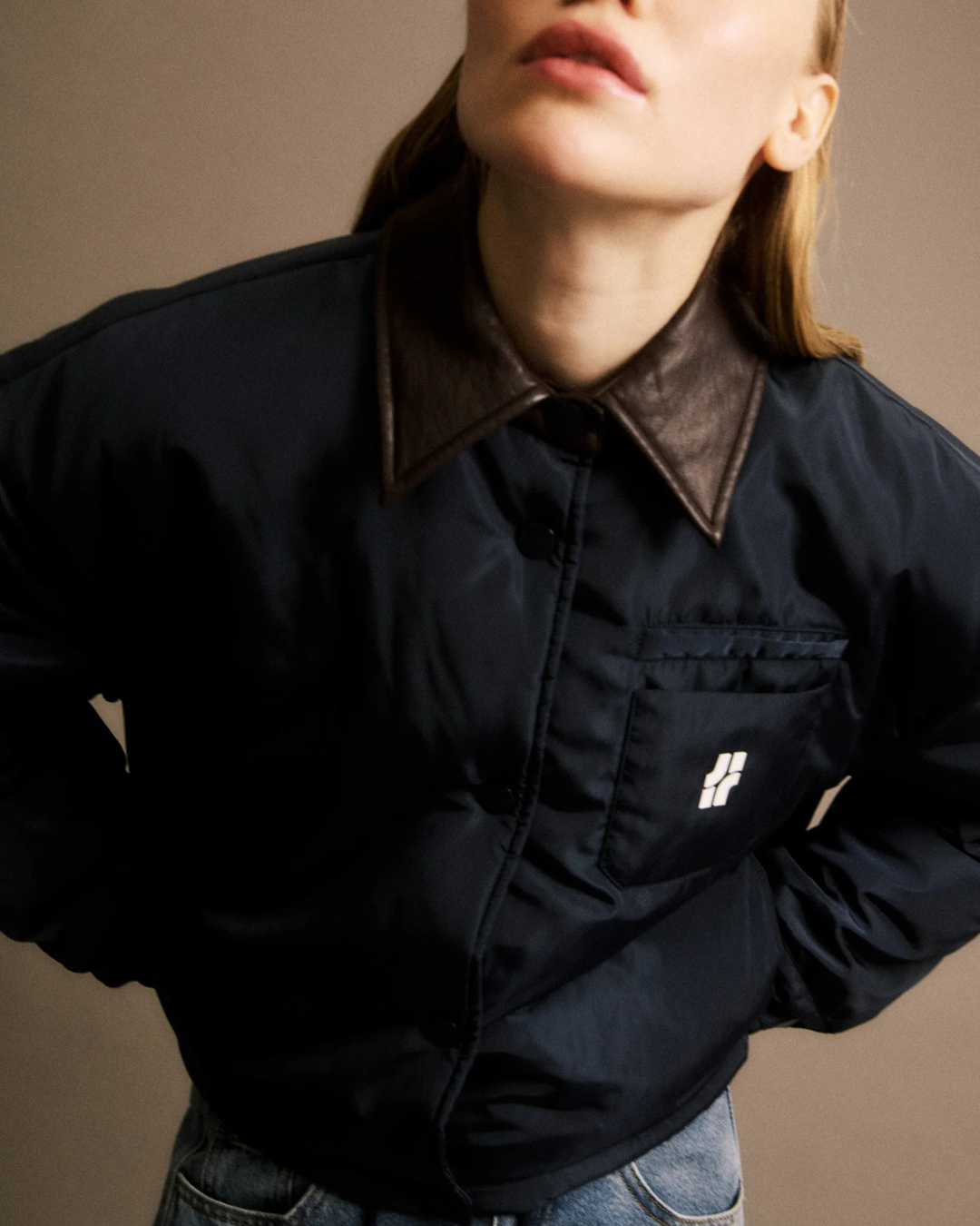 Doudoune Alixe bleu marine JIJI Studio, blouson matelassé court avec col marron contrasté, logo poitrine et cordon de serrage, taille S.