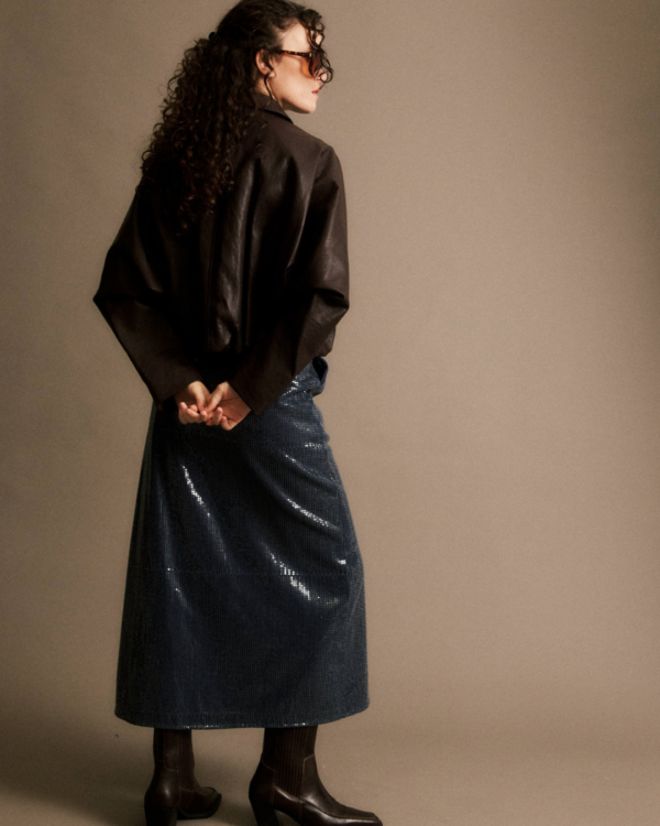 Veste Angelica chocolat JIJI Studio, veste courte marron glacé avec col chemise, manches longues et fermeture à pressions, taille S.