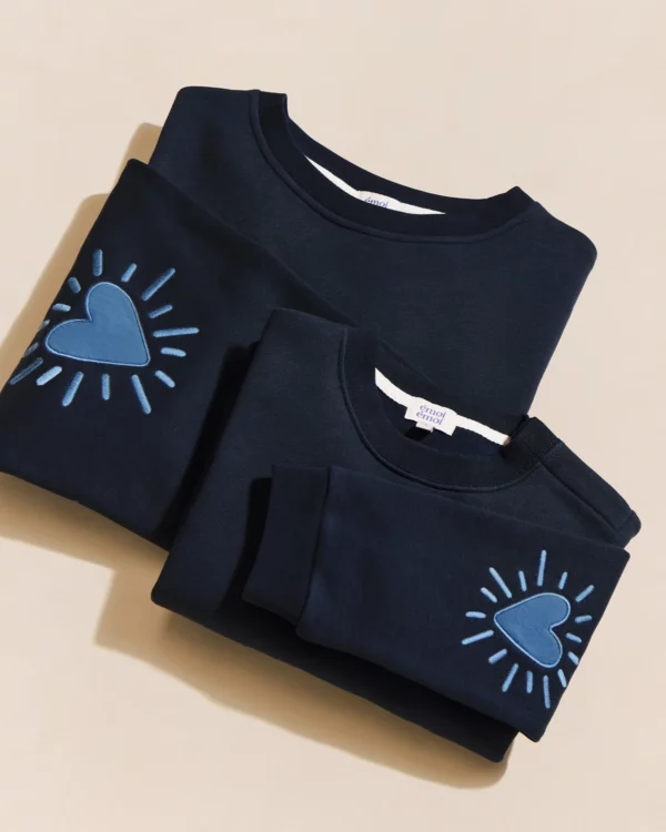 Sweat femme Cœur Solaire bleu en coton bio avec coudières brodées, signé émoi émoi.
