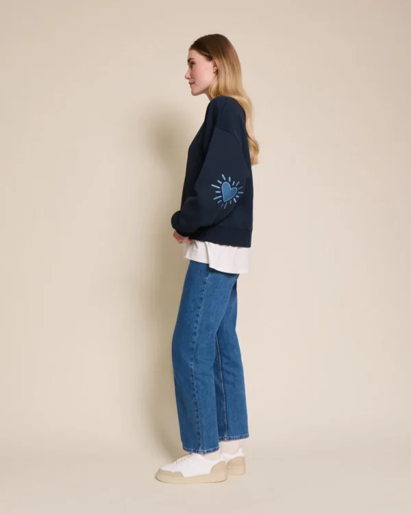 Sweat femme Cœur Solaire bleu en coton bio avec coudières brodées, signé émoi émoi.