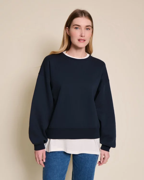 Sweat femme Cœur Solaire bleu en coton bio avec coudières brodées, signé émoi émoi.