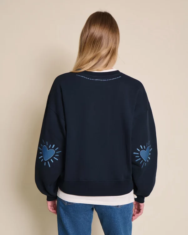 Sweat femme Cœur Solaire bleu en coton bio avec coudières brodées, signé émoi émoi.