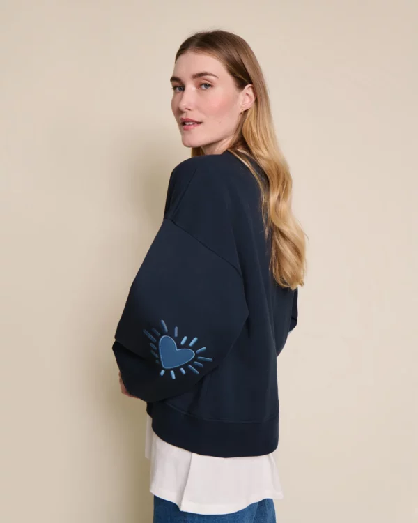 Sweat femme Cœur Solaire bleu en coton bio avec coudières brodées, signé émoi émoi.
