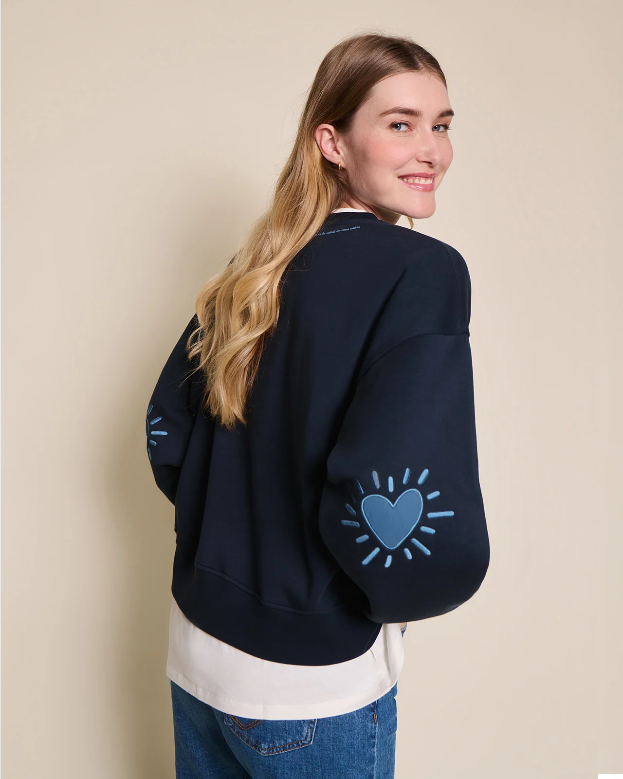 Sweat femme Cœur Solaire bleu en coton bio avec coudières brodées, signé émoi émoi.