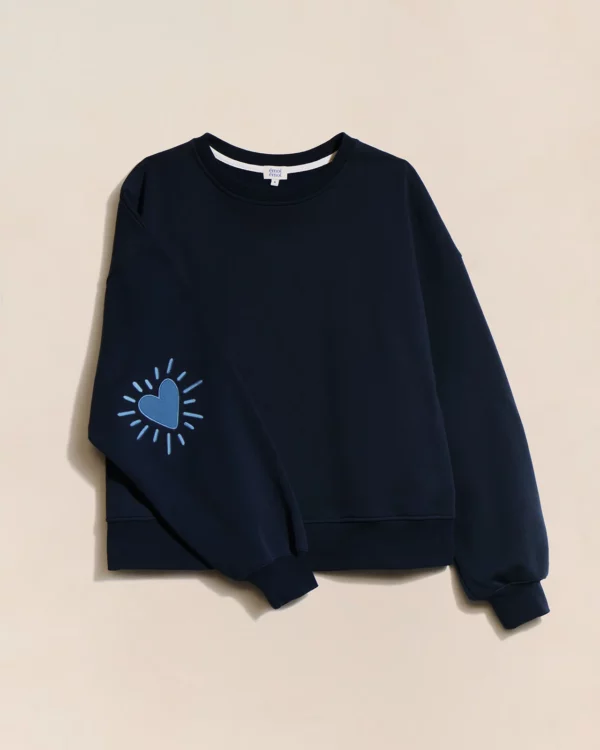 Sweat femme Cœur Solaire bleu en coton bio avec coudières brodées, signé émoi émoi.