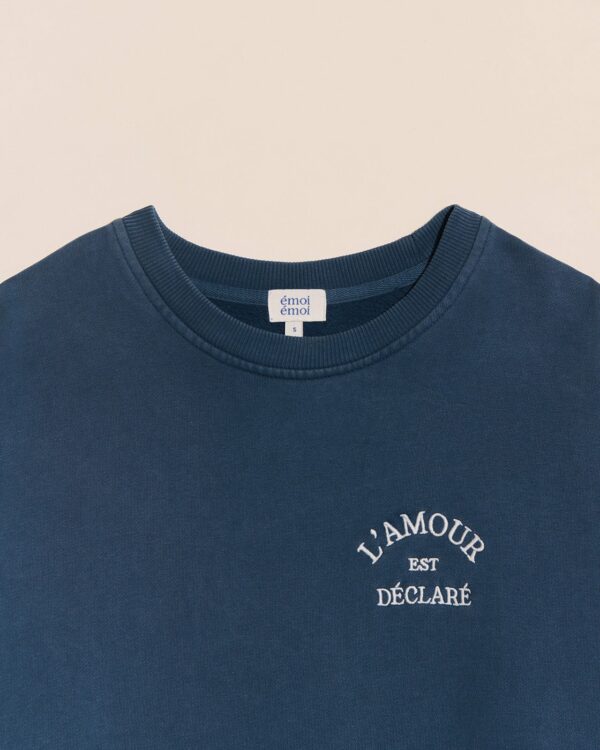 Sweat femme bleu L’Amour est déclaré en coton bio garment dye, signé émoi émoi.