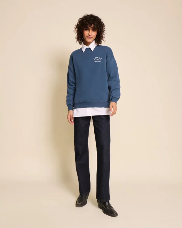 Sweat femme bleu L’Amour est déclaré en coton bio garment dye, signé émoi émoi.