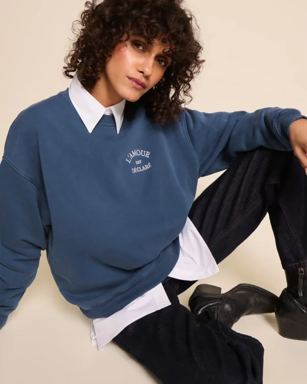 Sweat femme bleu L’Amour est déclaré en coton bio garment dye, signé émoi émoi.