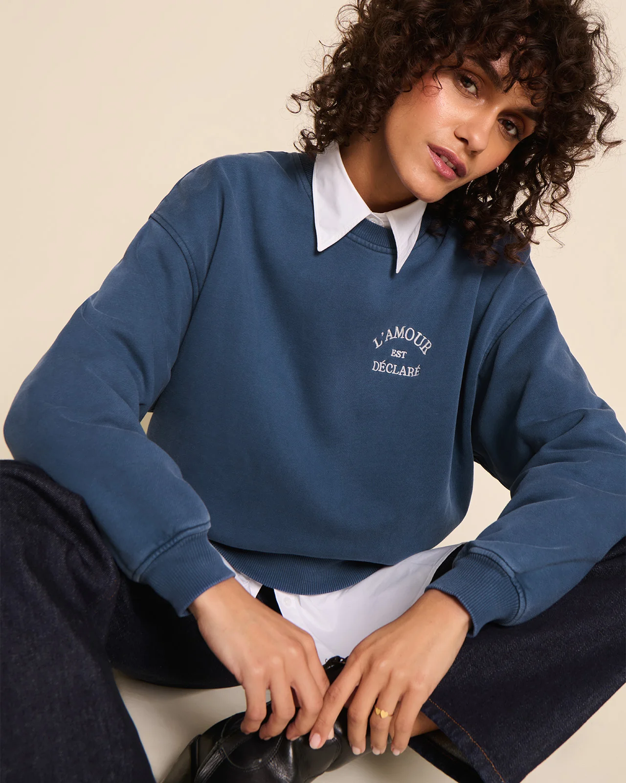 Sweat femme bleu L’Amour est déclaré en coton bio garment dye, signé émoi émoi.