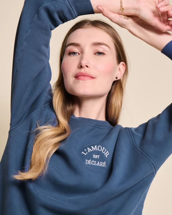 Sweat femme bleu L’Amour est déclaré en coton bio garment dye, signé émoi émoi.