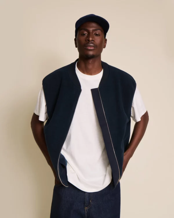 Veste Vincente sans manches en polaire recyclée bleu nuit, coupe oversize unisexe, signée émoi émoi.