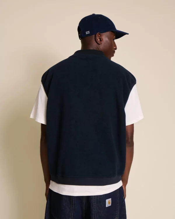 Veste Vincente sans manches en polaire recyclée bleu nuit, coupe oversize unisexe, signée émoi émoi.