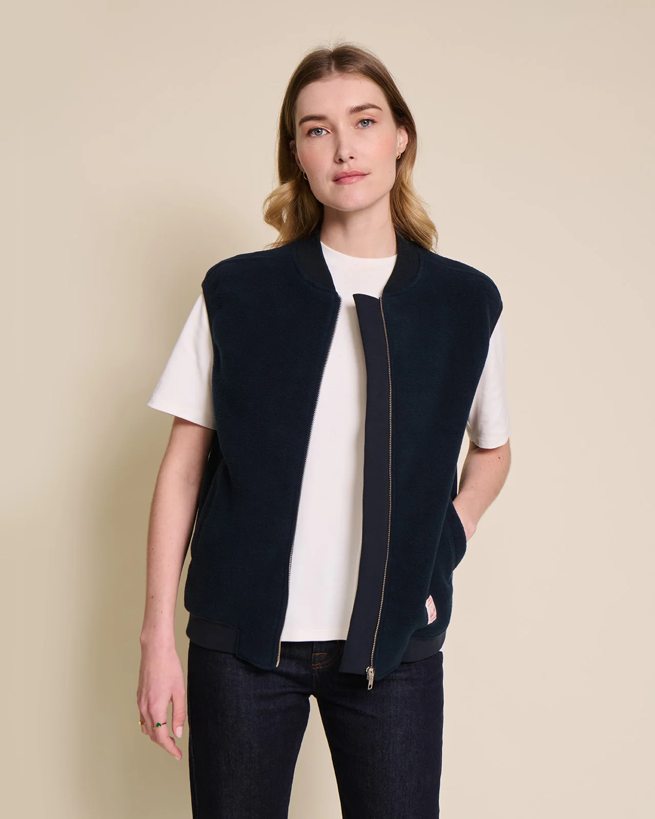 Veste Vincente sans manches en polaire recyclée bleu nuit, coupe oversize unisexe, signée émoi émoi.