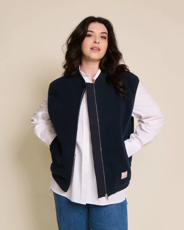Veste Vincente sans manches en polaire recyclée bleu nuit, coupe oversize unisexe, signée émoi émoi.