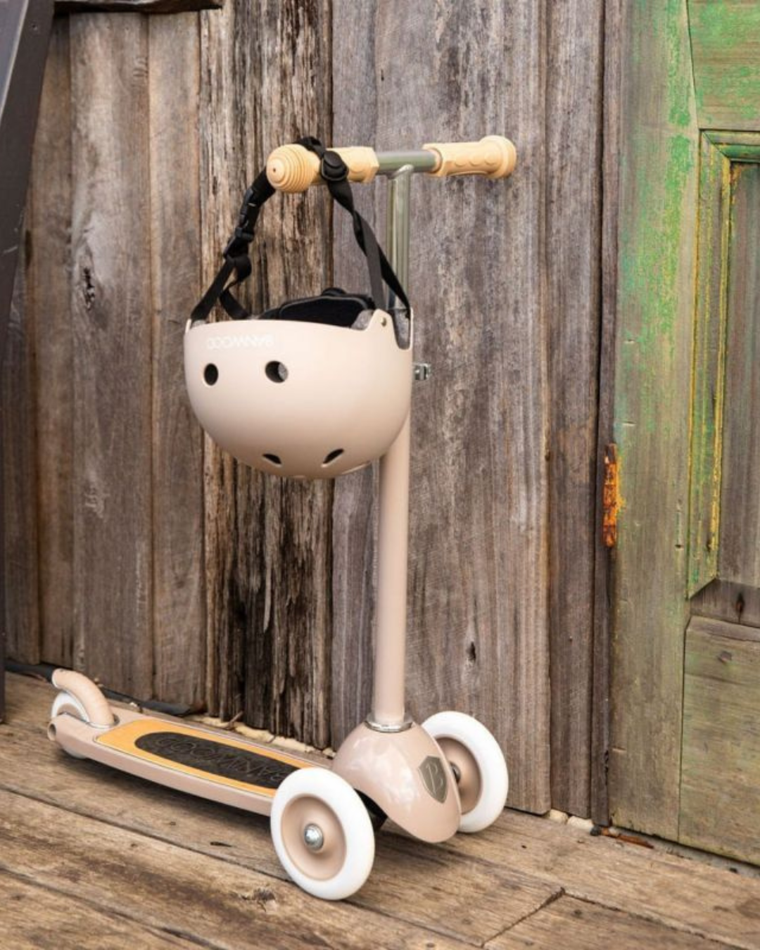 Trottinette beige à 3 roues pour enfant Banwood avec panier en osier