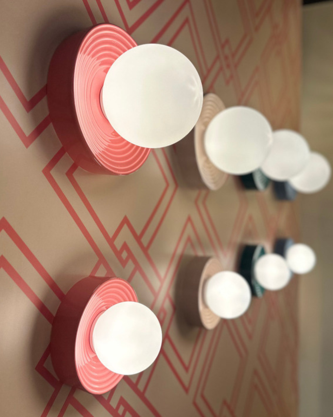 Applique murale Alicia Petite en céramique émaillée taupe et verre opale, design Studio Elements Lighting, fabrication française.