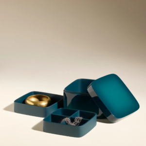 Boîte à bijoux Oscar Bleu Sarah en MDF laqué haute brillance avec compartiments en résine, design Maison Sarah Lavoine, fabrication artisanale vietnamienne
