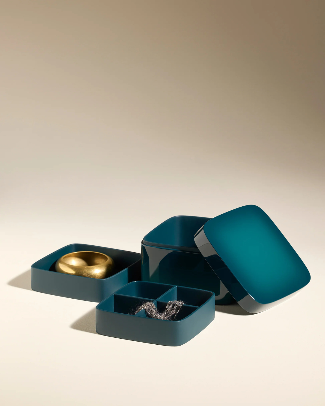 Boîte à bijoux Oscar Bleu Sarah en MDF laqué haute brillance avec compartiments en résine, design Maison Sarah Lavoine, fabrication artisanale vietnamienne