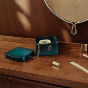 Boîte à bijoux Oscar Bleu Sarah en MDF laqué haute brillance avec compartiments en résine, design Maison Sarah Lavoine, fabrication artisanale vietnamienne