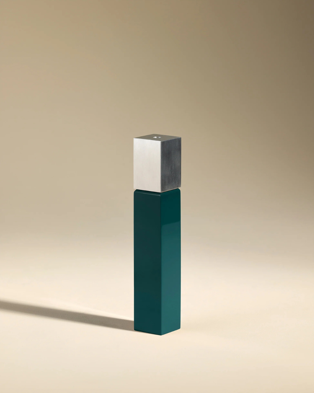 Bougeoir Oscar Grand Bleu Sarah en aluminium brossé et résine laquée haute brillance, design Maison Sarah Lavoine, fabrication artisanale vietnamienne