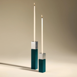 Bougeoir Oscar Petit Bleu Sarah en aluminium brossé et MDF laqué, design Maison Sarah Lavoine, fabrication artisanale vietnamienne