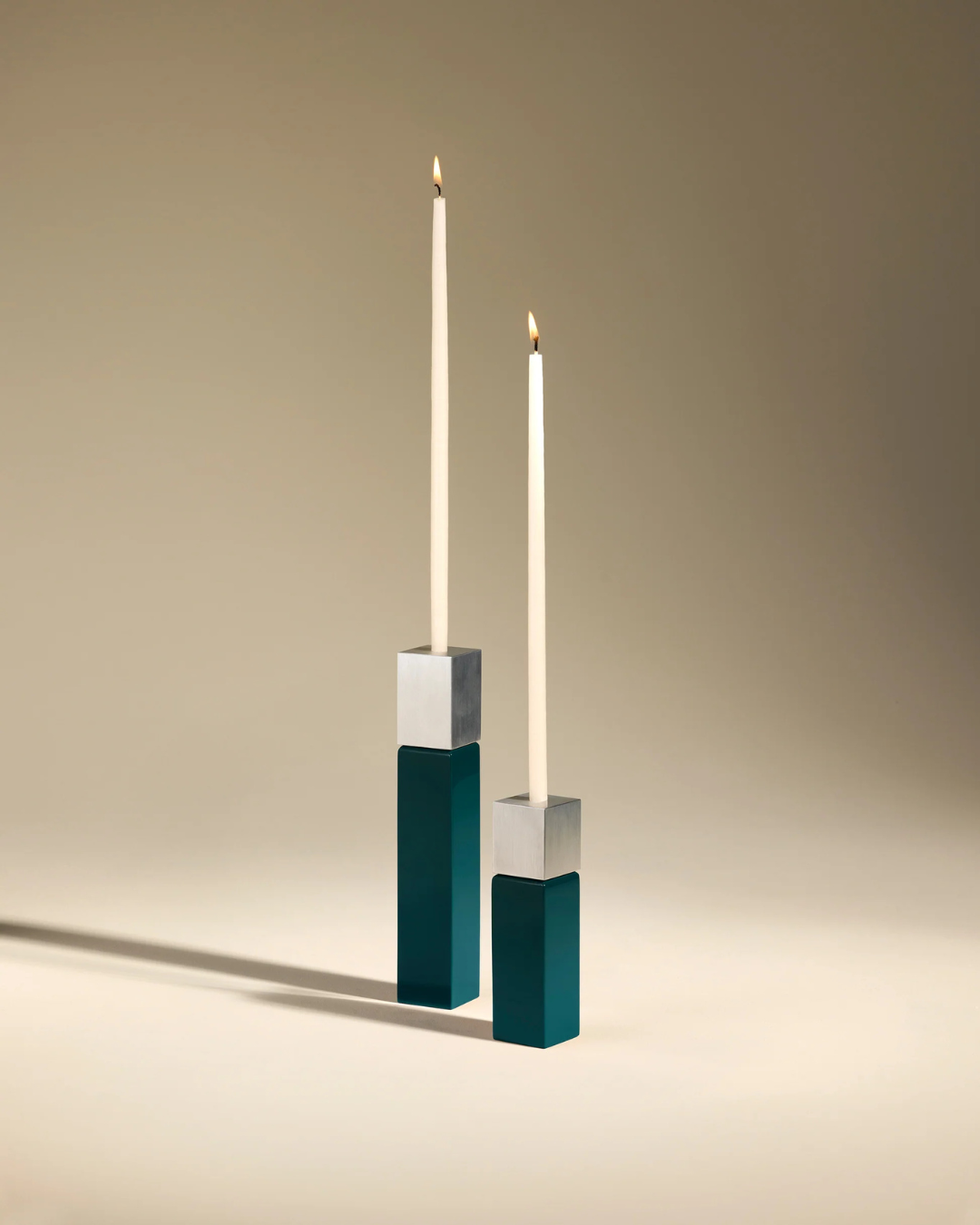 Bougeoir Oscar Petit Bleu Sarah en aluminium brossé et MDF laqué, design Maison Sarah Lavoine, fabrication artisanale vietnamienne
