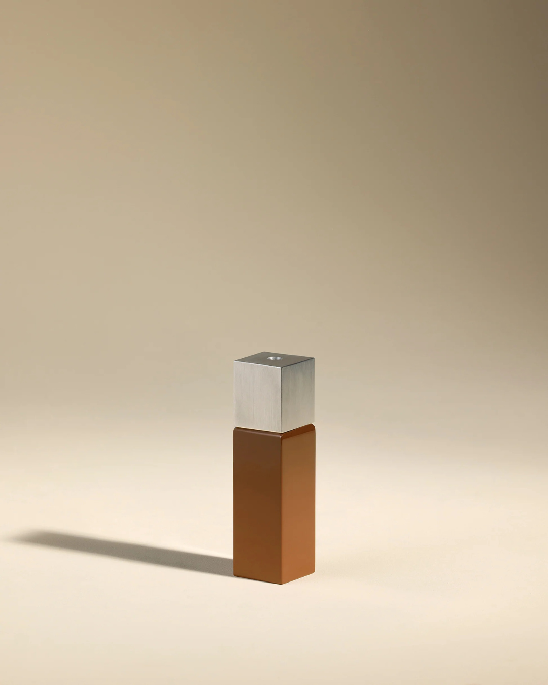 Bougeoir Oscar Petit Havane en aluminium brossé et résine laquée brillante, design Maison Sarah Lavoine, fabrication artisanale vietnamienne