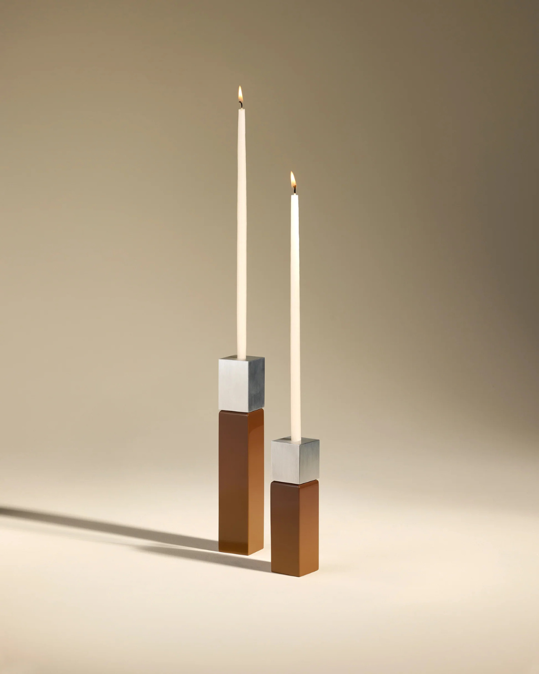 Bougeoir Oscar Petit Havane en aluminium brossé et résine laquée brillante, design Maison Sarah Lavoine, fabrication artisanale vietnamienne