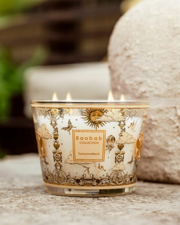Bougie Baobab Tomorrowland Max 10 décor or et noir, parfum poire, muguet et mousse.