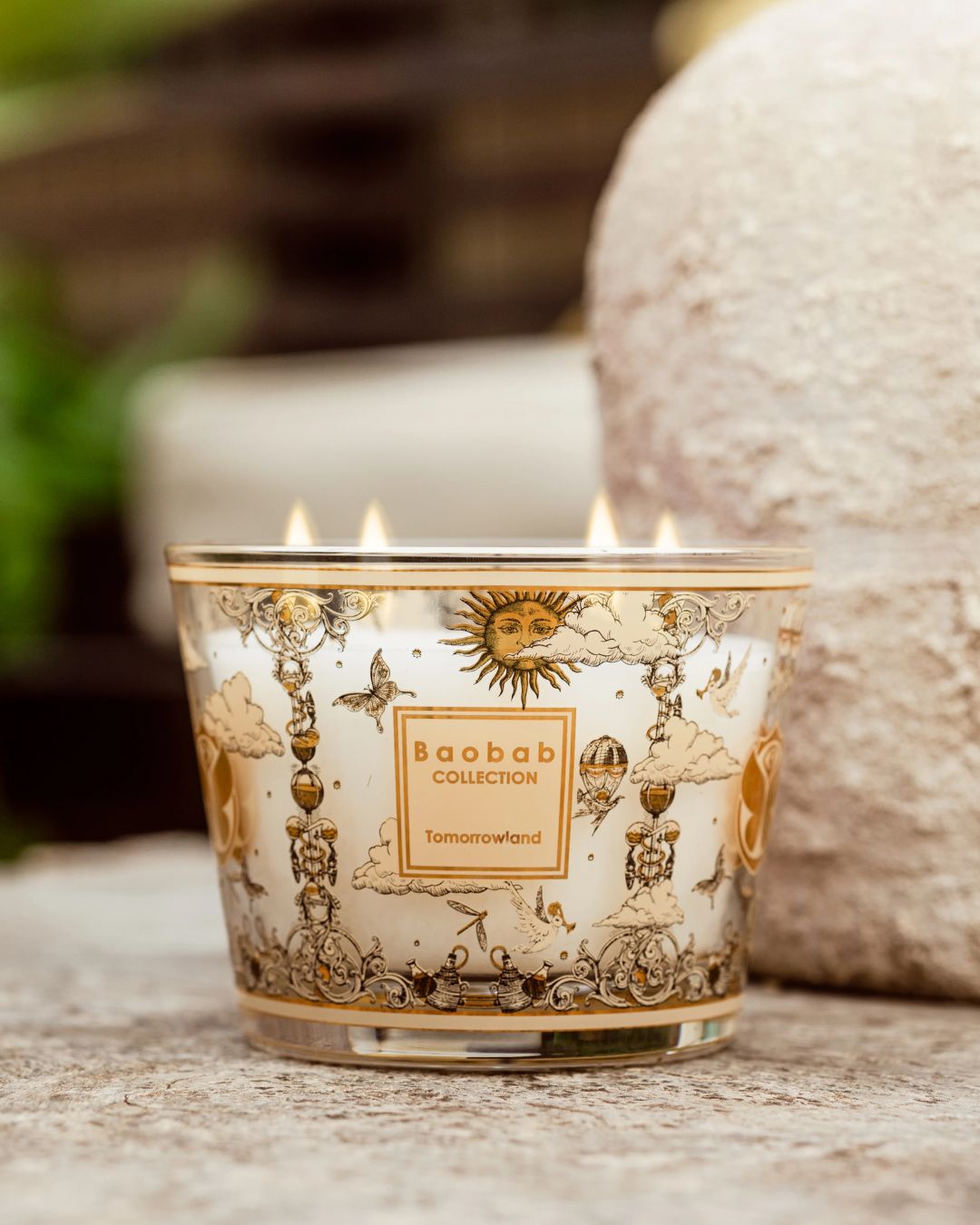 Bougie Baobab Tomorrowland Max 10 décor or et noir, parfum poire, muguet et mousse.