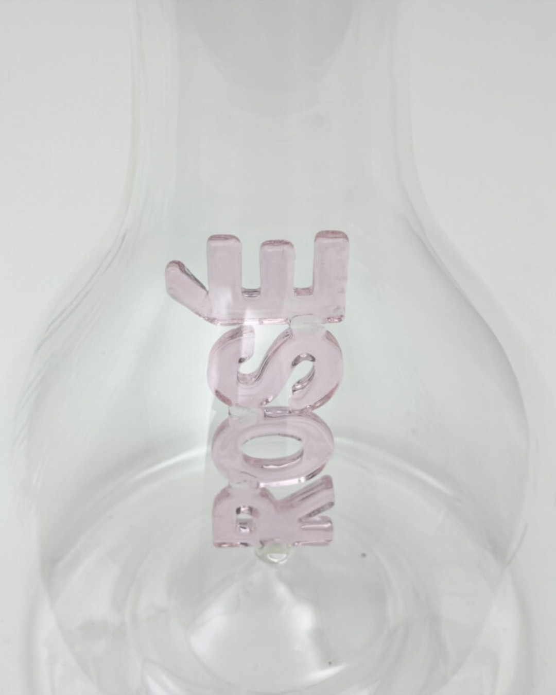 Carafe Rosé BazarDeluxe en verre borosilicate transparent avec lettres roses, design moderne et estival