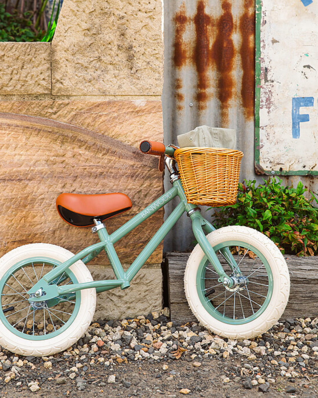 Banwood First Go Vert Forêt – La draisienne rétro qui développe l’équilibre avec style