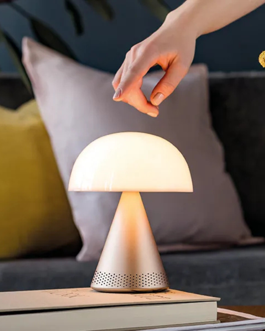 Lampe LED Mina L Audio en aluminium poli avec enceinte Bluetooth et variateur d’intensité