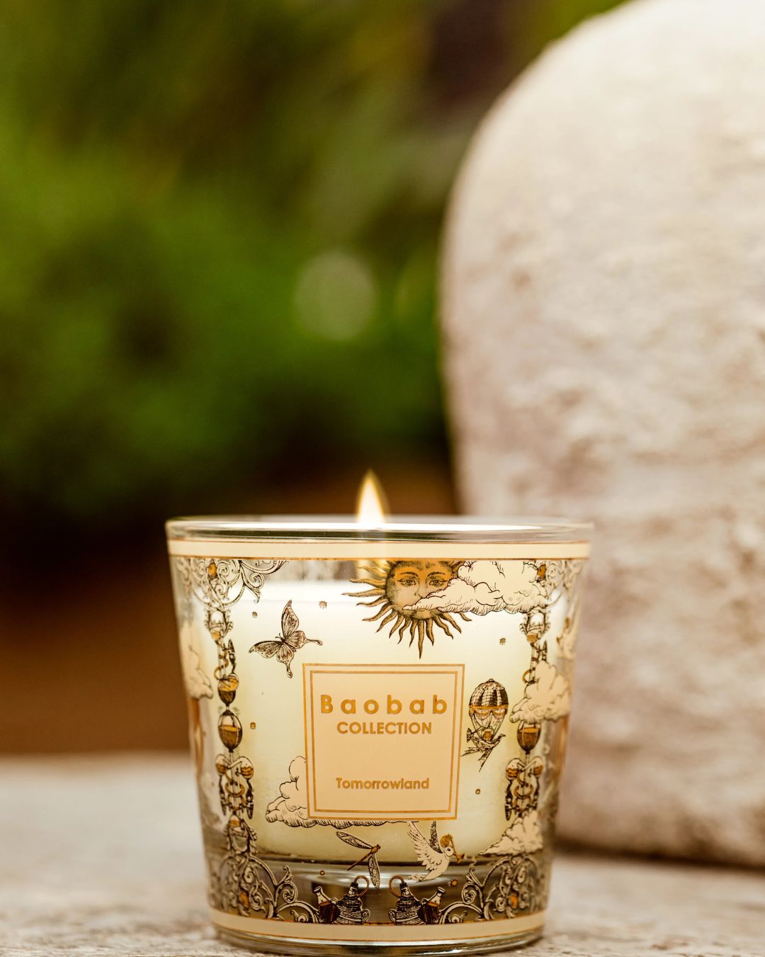 Bougie Baobab Tomorrowland Max 8 décor or et noir, parfum poire, muguet et mousse.