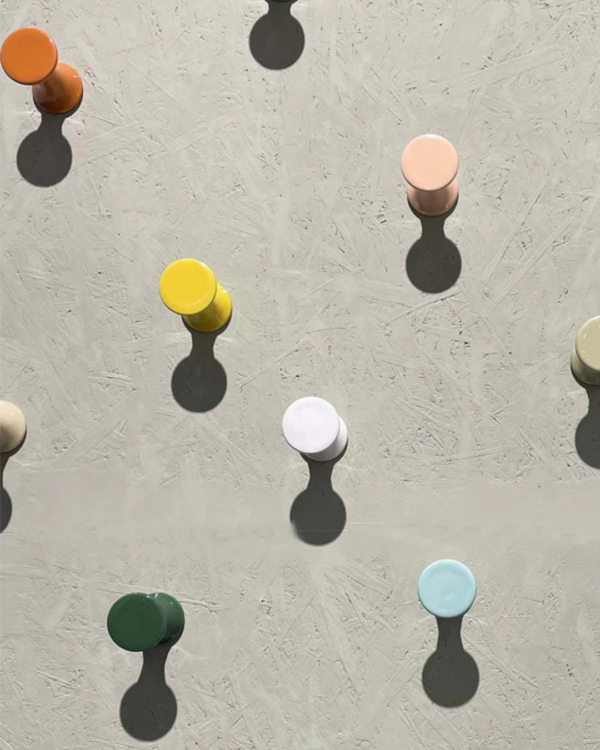 Patère murale Tam Tam en forme de mini tabouret design, objet décoratif et pratique pour l’intérieur