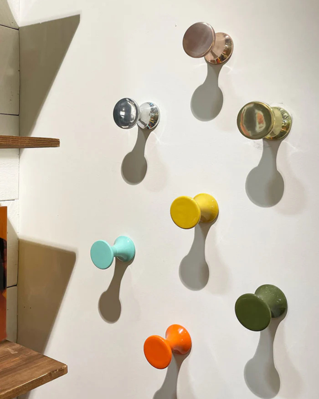 Patère murale Tam Tam en forme de mini tabouret design, objet décoratif et pratique pour l’intérieur