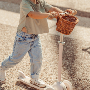 Trottinette Banwood 3 roues couleur rose avec panier en osier et guidon réglable pour enfant.