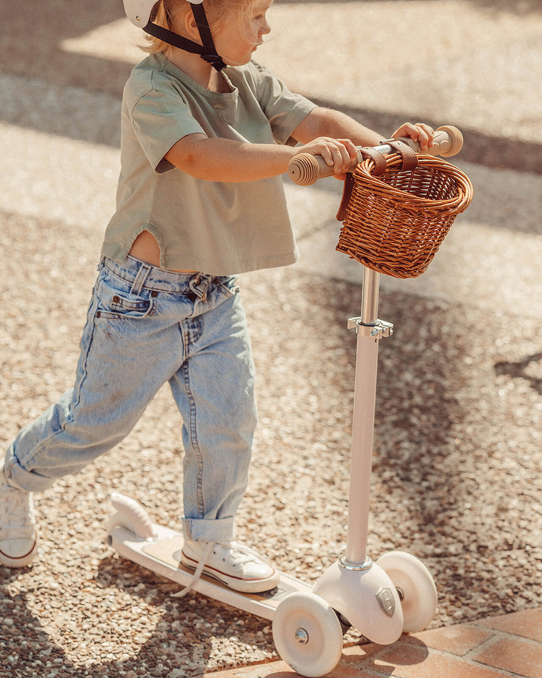 Trottinette Banwood 3 roues couleur rose avec panier en osier et guidon réglable pour enfant.