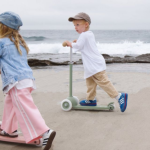 Trottinette enfant Banwood Eco Scooter couleur vert olive, 3 roues, guidon réglable et frein arrière.