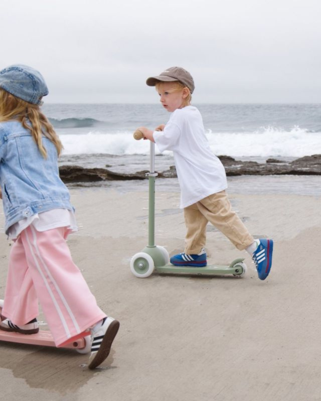 Trottinette enfant Banwood Eco Scooter couleur vert olive, 3 roues, guidon réglable et frein arrière.