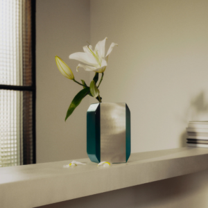 Vase Oscar Bleu Sarah et argenté en MDF laqué haute brillance et aluminium brossé, design Maison Sarah Lavoine, fabrication artisanale vietnamienne