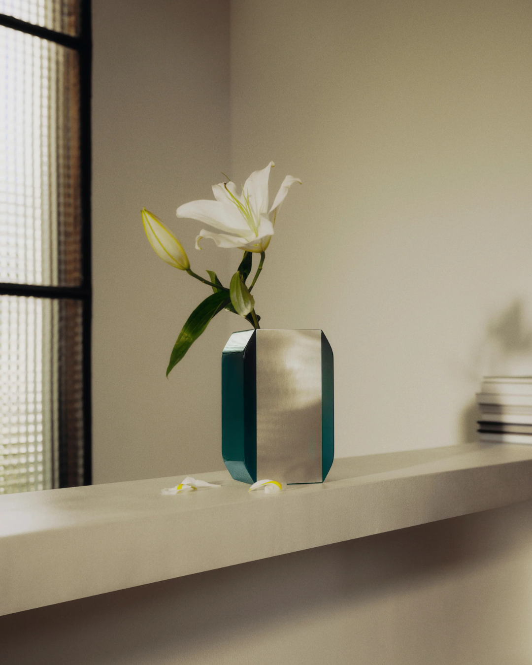 Vase Oscar Bleu Sarah et argenté en MDF laqué haute brillance et aluminium brossé, design Maison Sarah Lavoine, fabrication artisanale vietnamienne