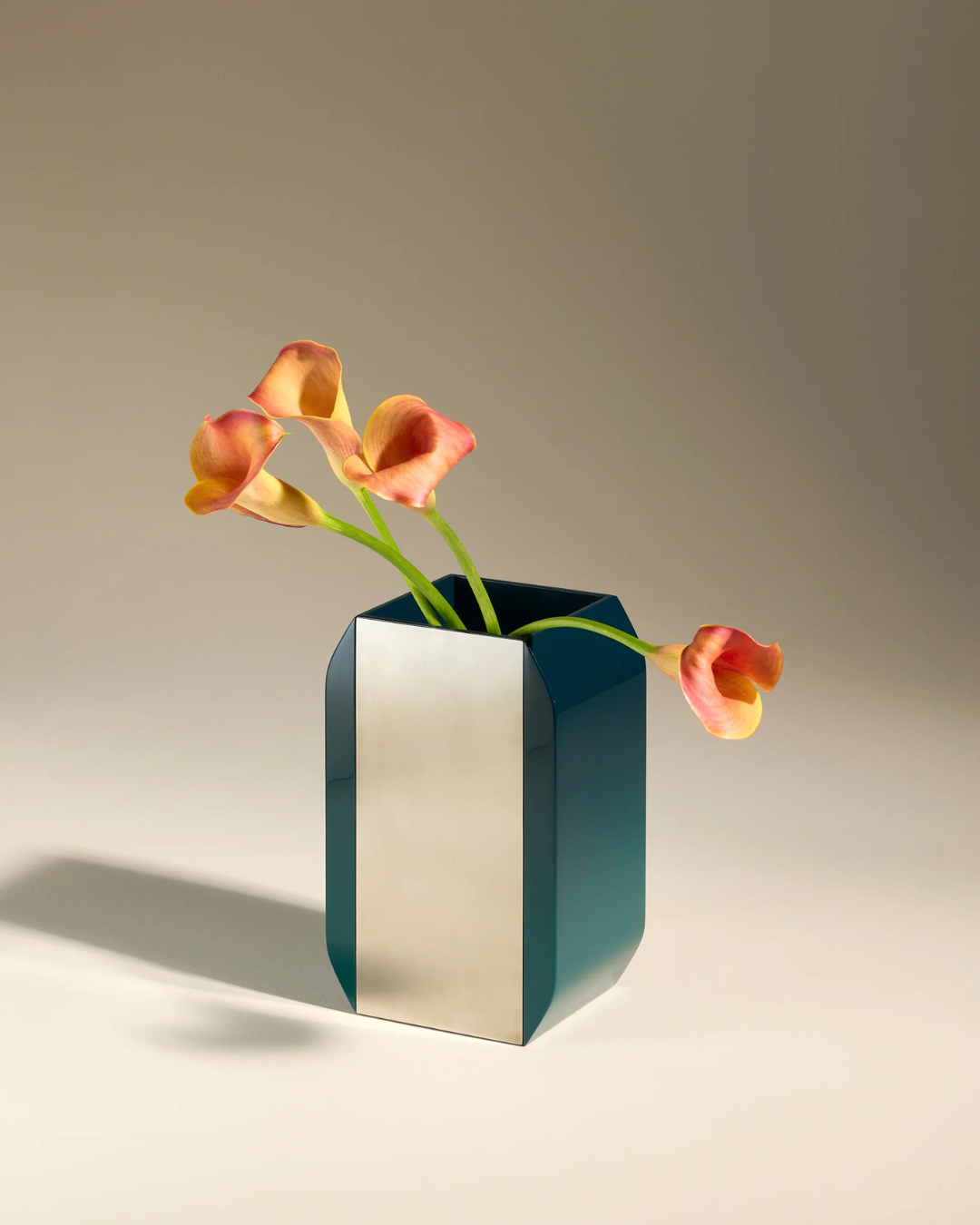 Vase Oscar Bleu Sarah et argenté en MDF laqué haute brillance et aluminium brossé, design Maison Sarah Lavoine, fabrication artisanale vietnamienne