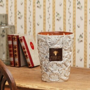 Bougie Baobab Brame Sylvanus Max 24 en céramique émaillée verte céladon et chocolat, décor bois de cerf, parfum bergamote, absinthe et patchouli d’Indonésie.