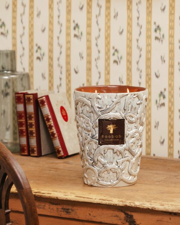 Bougie Baobab Brame Sylvanus Max 24 en céramique émaillée verte céladon et chocolat, décor bois de cerf, parfum bergamote, absinthe et patchouli d’Indonésie.