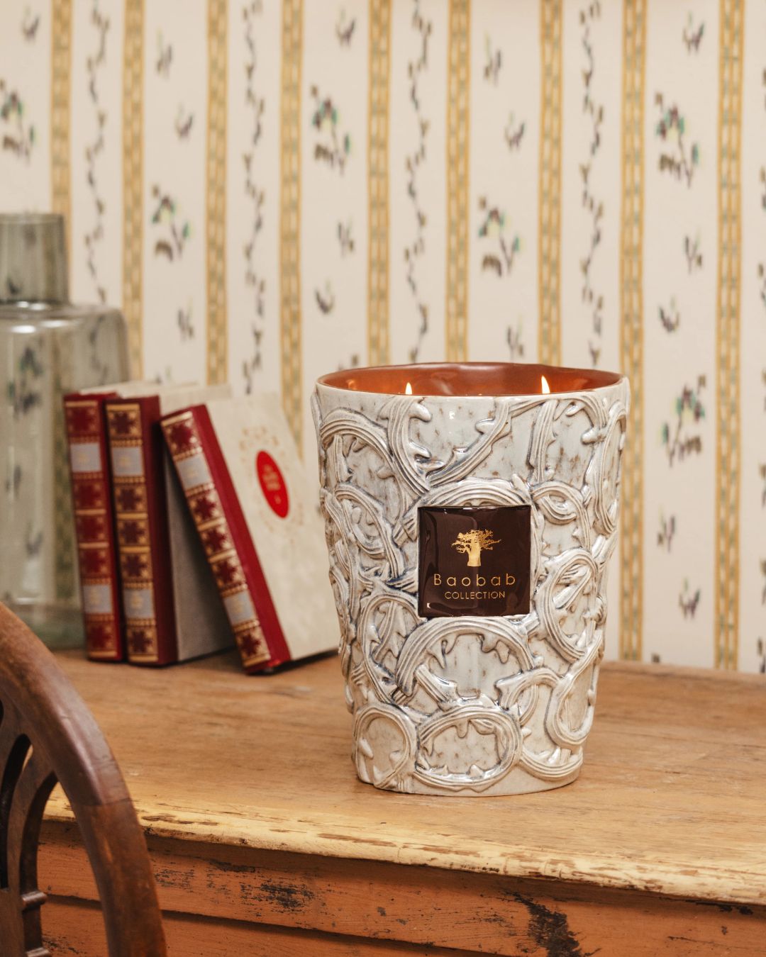 Bougie Baobab Brame Sylvanus Max 24 en céramique émaillée verte céladon et chocolat, décor bois de cerf, parfum bergamote, absinthe et patchouli d’Indonésie.