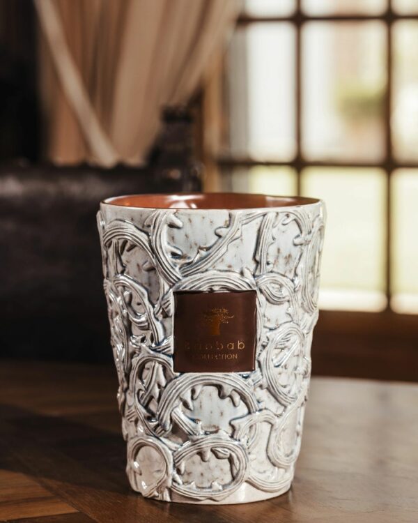 Bougie Baobab Brame Sylvanus Max 24 en céramique émaillée verte céladon et chocolat, décor bois de cerf, parfum bergamote, absinthe et patchouli d’Indonésie.