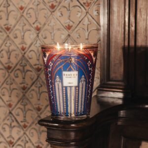 Bougie parfumée Baobab Céleste Max 24 avec décor bleu et or inspiré de la voûte céleste, parfum encens, bois de cèdre et ambre.