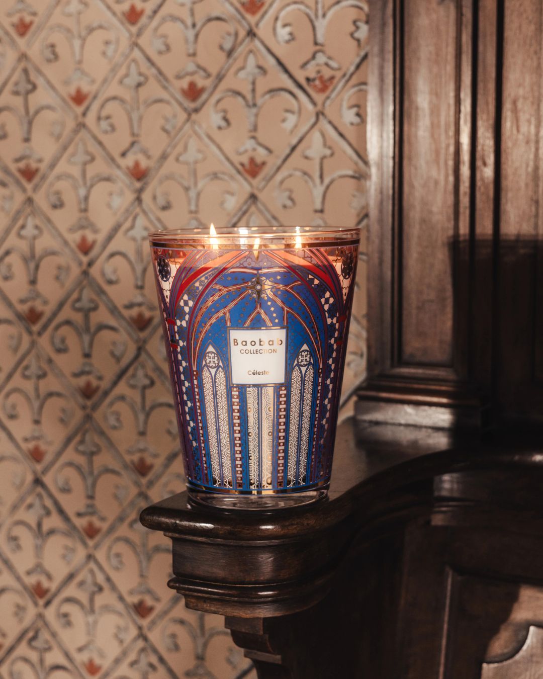Bougie parfumée Baobab Céleste Max 24 avec décor bleu et or inspiré de la voûte céleste, parfum encens, bois de cèdre et ambre.