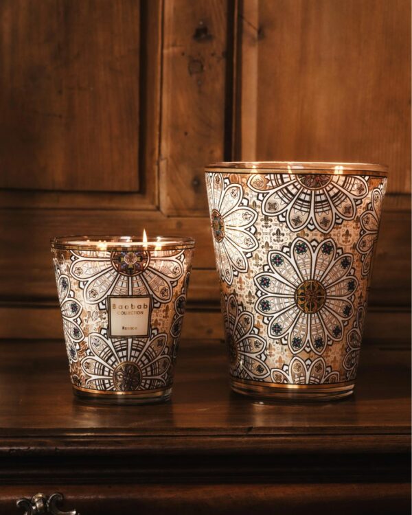 Bougie parfumée Baobab Rosace Max 24 en verre décoré de rosaces médiévales, parfum sapin, feu de bois et vétiver.